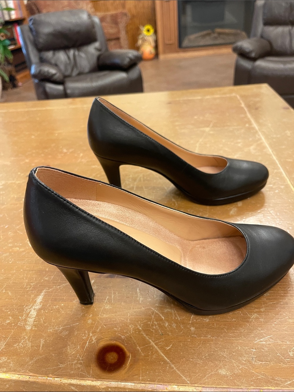 Naturalizer Black Leather Rounded Toe Pumps - Picture 2 of 4
